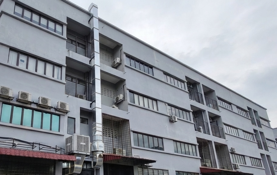 Vertical kitchen exhaust ducting and 3HP motor installation for a middle-lot restaurant in KL.